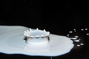 赤ちゃんをスムーズに寝かしつけるためのミルクのタイミングは？